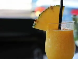 Smoothie de mango, piña y lima