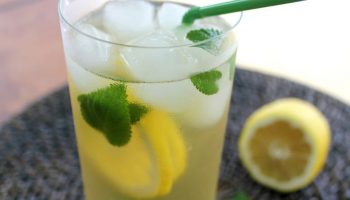 Té con limón helado